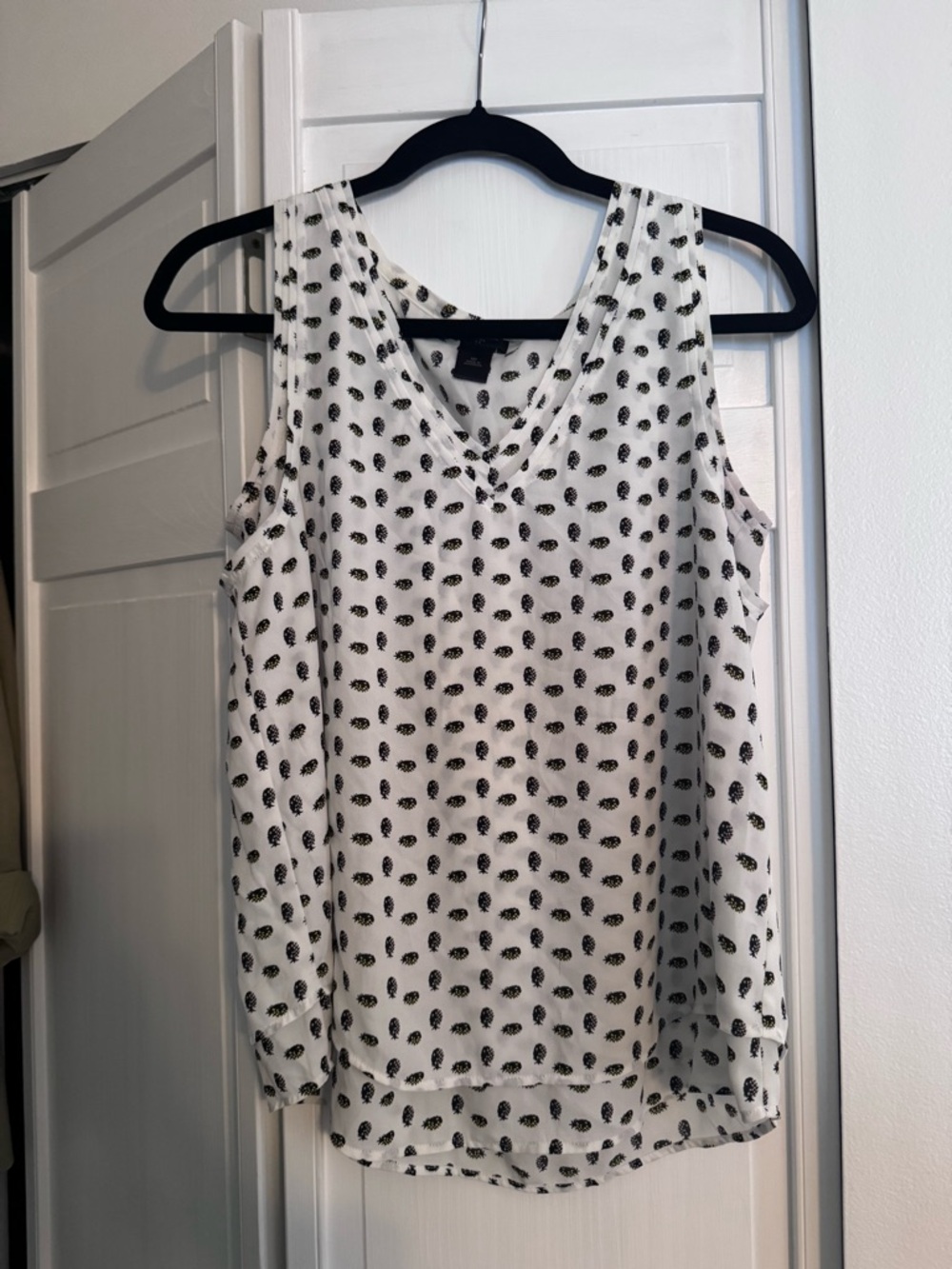 Ann Taylor White Sleeveless V-Neck Tank with Pineapples